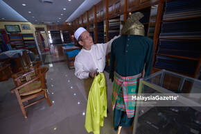 Pemilik Tum Tailors, Tugimen Mukiar membetulkan tanjak yang dihasilkan beliau di Seksyen 9, Bangi. foto SAFWAN MANSOR, 17 JUN 2017