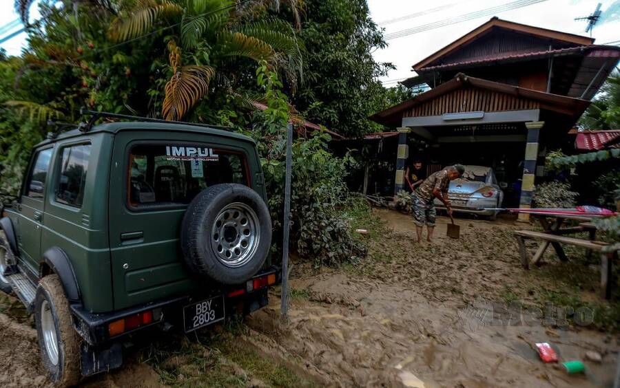 BANGI 22 DISEMBER 2021. Penduduk, Abd Aziz Lumat, 64, membersihkan halaman
rumahnya yang banjir lumpur akibat banjir pada sabtu lalu ketika tinjauan di...
