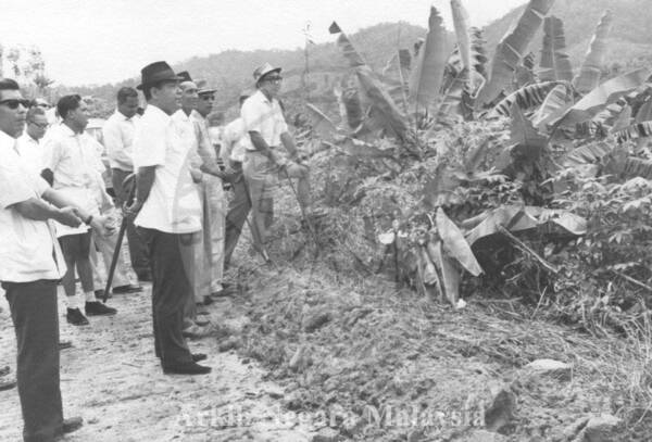MENTERI BESAR SELANGOR, DATO HARUN BIN HAJI IDRIS. LAWATAN KE RANCANGAN-RANCANGAN TANAH SUNGAI TEKALI DAN SUNGAI MERAB DI DAERAH ULU LANGAT; 26.10.1965