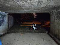 Pandangan dari terowong pejalan kaki Seksyen 3, menghala ke Seksyen 2, di waktu malam