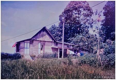 Sebuah Rumah Di Tebing Bukit
