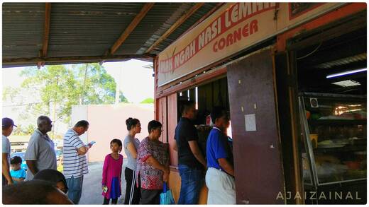 Suasana kedai nasi lemak Mak Ngah (Che Lah)