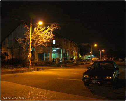 Deretan kedai ini di waktu malam, sekitar tahun 2005