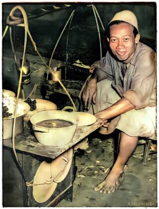 Foto penjaja sate 1930an, diwarnakan semula.