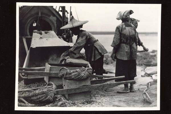 'Samsui' women working at a construction yard, 1938-1938. Collection of National Museum of Singapore.