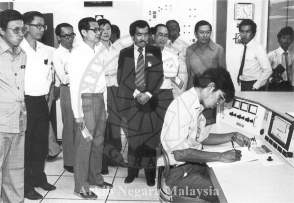 SINGAPURA, ENCIK ONG PANG BOON MELAWAT PUSAT PENYELIDIKAN ATOM TUN DR. ISMAIL ( PUSPATI ) DI BANGI, SELANGOR; 28.1.1983.