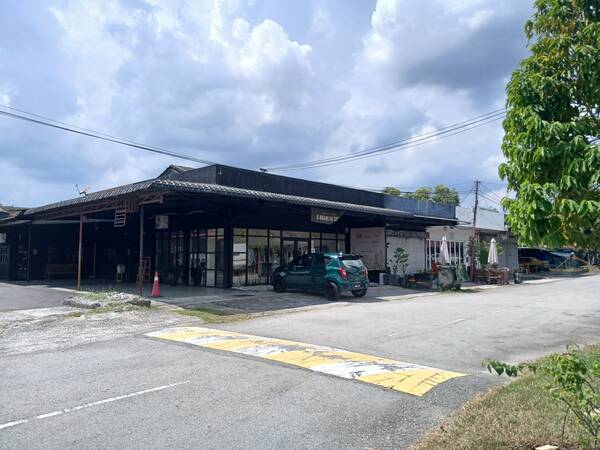 Deret kedai Jalan 1/2. Kedai Devi, juga Mini Market Pak Haji Kasim pernah ada di sini.