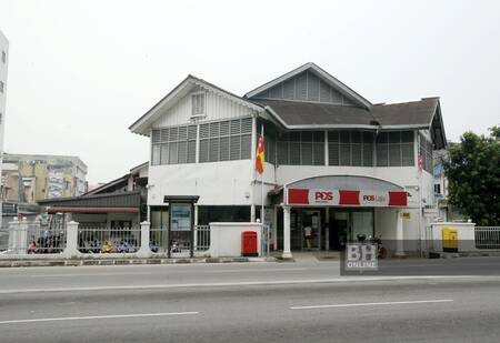 Pejabat pos lama bandar Kajang yang masih digunakan hingga kini. - Foto Zulfadhli Zulkifli