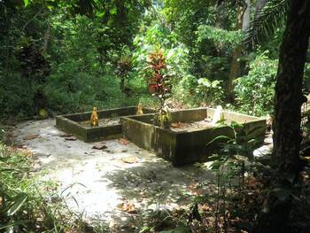 Dalam kawasan hutan di kaki Bukit Jugra terdapat makam-makam ini.