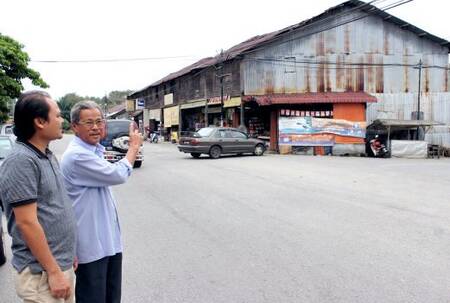 PENDUDUK asal Bangi, Zainal Harun, 76, bersama anaknya, Mohammad Faizal Zainal, 38, menunjukkan sebahagian dari bangunan kedai yang paling awal dan masih lagi ada sehingga kini di pekan Bangi lama. - Foto Kamarulzaman Ariffin