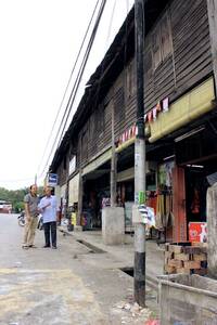 PENDUDUK asal Bangi, Zainal Harun, 76, bersama anaknya, Mohammad Faizal Zainal, 38, menunjukkan sebahagian dari bangunan kedai yang paling awal dan masih lagi ada sehingga kini di pekan Bangi lama.