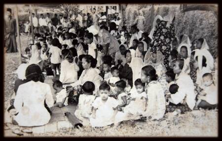 Kaum Ibu semasa majlis Maulid Nabi Sekitar tahun 50an Kaum Ibu semasa majlis Maulid Nabi Sekitar tahun 50an