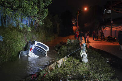 Sebuah kereta yang mengalami kerosakkan teruk selepas dibawa arus banjir di Sungai Ramal Dalam, Kajang. GAMBAR – AMIR KHALID