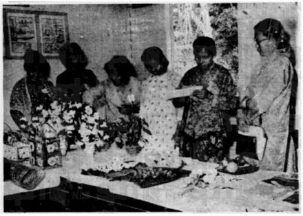 Sa-bahagian dari kaum ibu yang datang ka-pameran perusahaan