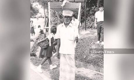 S. Sinnakaran, a ‘kacang putih’ seller in Klang, balancing a 10kg wooden tray of nuts and snacks on his head. Communities often looked forward to when the ‘kacang putih’ uncle showed up. - NSTP file pic