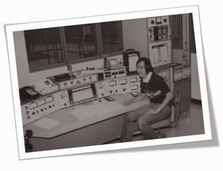Duduk di depan konsol sambil mengawasi kendalian
Reaktor TRIGA Mark II, Oregon State University