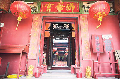 The front of the Shen Sze See Yar temple faces the riverbank.