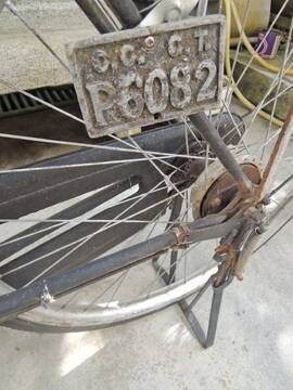 It’s still possible to find vintage bicycles with their original licence plates.