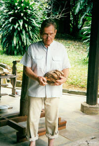 Dato’ Rudin Salinger explains how to open a coconut.