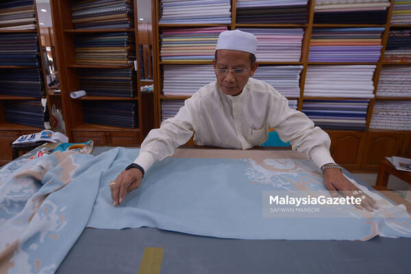 Pemilik Tum Tailors, Tugimen Mukiar melakukan salah satu rutin harian beliau di kedainya yang terletak di Seksyen 9, Bangi. foto SAFWAN MANSOR, 17 JUN 2017