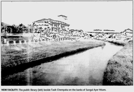 Sekitar perpustakaan awam di sebelah selatan tasik. Gambar mungkin diambil dari atas jambatan (2003)