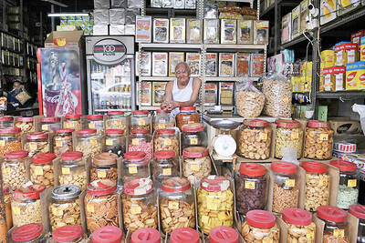 Peniaga, Siew Poh Chang menjual lebih 400 jenis biskut yang diimport dari Thailand dan kilang biskut seluruh negara di kedai warisan keluarganya.