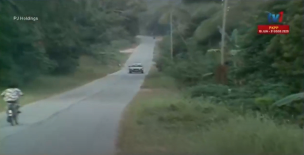 Tangkap layar suatu babak di perkampungan, dalam drama ini.