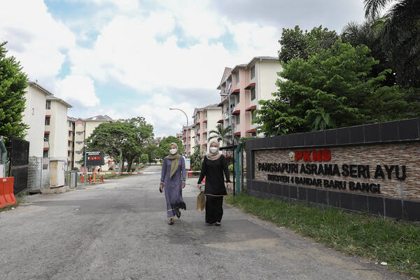 Pekerja warga asing yang menghuni di Pangsapuri Sri Ayu, Bandar Baru Bangi, Kajang. Foto REMY ARIFIN/SELANGORKINI