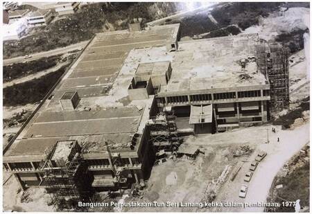 Bangunan Perpustakaan Tun Seri Lanang ketika dalam pembinaan, 1977