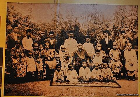 RAJA BOT (duduk tengah) bergambar bersama ahli keluarganya sekitar 1912, kira-kira 32 tahun selepas penyerahan Lukut kepada Sungei Ujong.