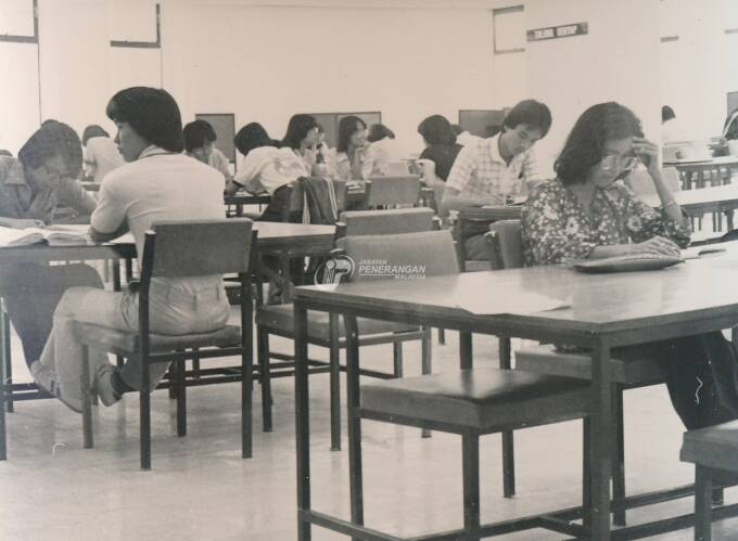 stock-photo-perpustakaan-tun-sri-lanang-universiti-kebangsaan-malaysia-bangi-selangor-152531.jpg