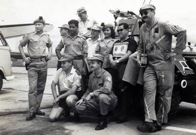 Ismail Bontak - 2 dari kanan - bersama rombongan Congo